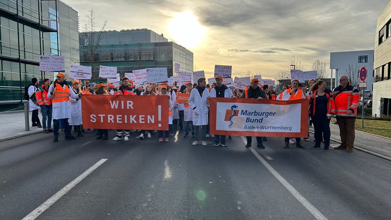 Ärtzinnen und Ärzte des Uniklinikums Tübingen demosntrieren mit einem Warnstreik für mehr Geld. (Foto: SWR, Tobias Faißt)