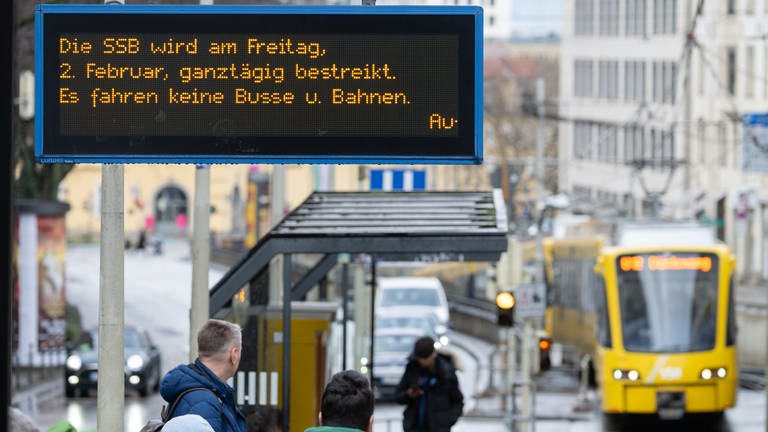 Eine Anzeigetafel an einer Stadtbahnhaltestelle in der Innenstadt weist darauf in, dass die Stuttgarter Straßenbahnen AG (SSB) am 02. Februar 2024 ganztägig bestreikt wird.  (Foto: dpa Bildfunk, picture alliance/dpa | Marijan Murat)