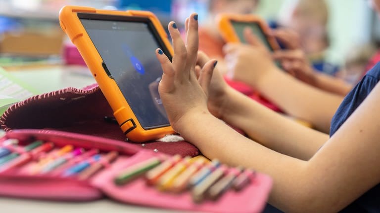 Symbolbild: Grundschüler arbeiten im Unterricht mit Tablets. Mehr als 90 Prozent der Schulen in Baden-Württemberg haben laut einer Umfrage inzwischen mindestens für einen Teil der Klassen Sätze von Laptops, Tablets oder Smartphones.