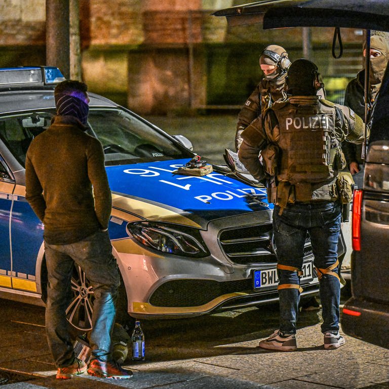 Spezialeinsatzkräfte der Polizei sind am Ulmer Münsterplatz wegen einer Geiselnahme im Einsatz: Der Tatverdächtige hatte sechs Menschen in seiner Gewalt.  (Foto: dpa Bildfunk, picture alliance/dpa | Marius Bulling)