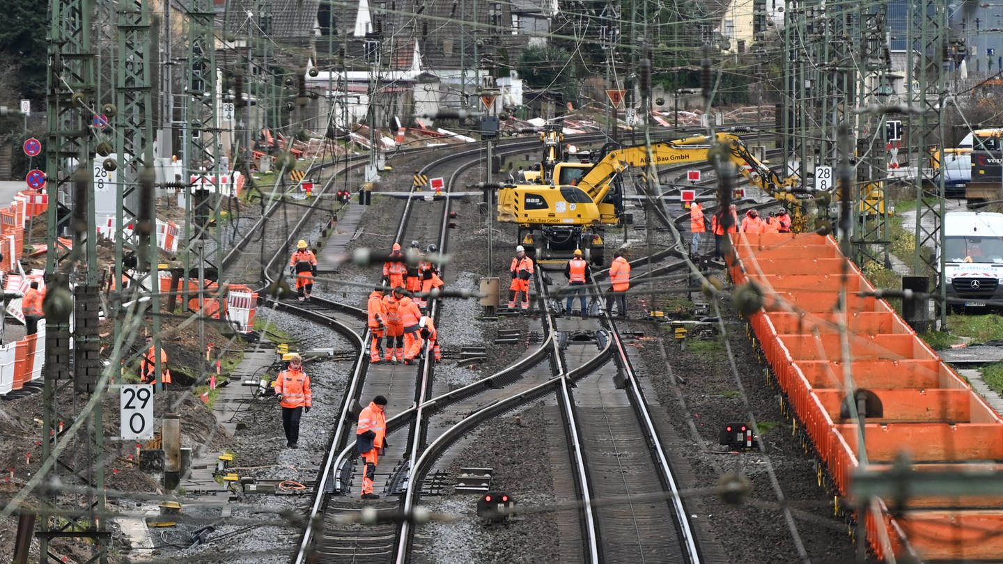Bauarbeiten finden auf der Bahnstrecke zwischen Mannheim und Frankfurt statt. (Foto: dpa Bildfunk, picture alliance/dpa | Arne Dedert)