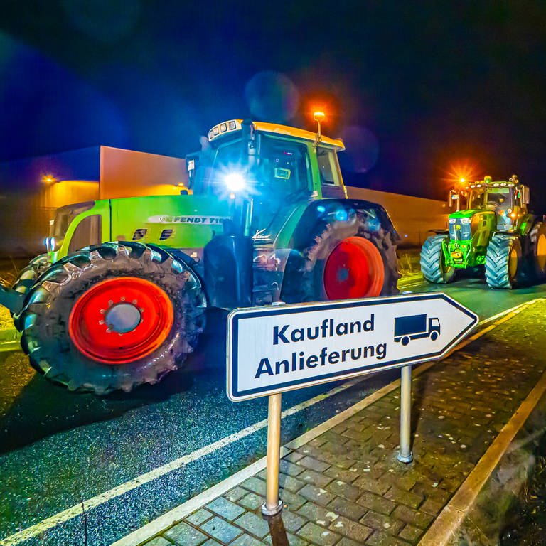 Bauern blockieren in Möckmühl (Kreis Heilbronn) mit Traktoren die Straße vor dem Zentralwarenlager von Kaufland. (Foto: 7aktuell)