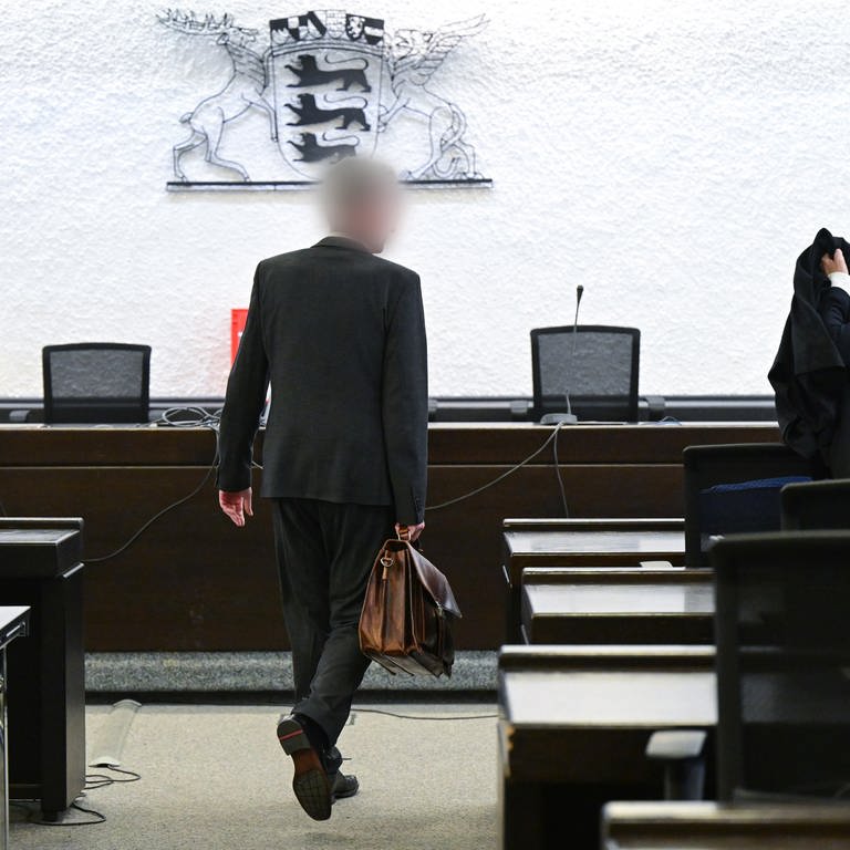 Der Angeklagte in einem Prozess um sexuelle Nötigung kommt am 9. Mai 2023 in den Gerichtssaal. Der inzwischen vom Dienst freigestellte Inspekteur der Polizei soll im November 2021 in Stuttgart eine Polizeibeamtin sexuell belästigt haben.  (Foto: dpa Bildfunk, picture alliance/dpa | Bernd Weißbrod)