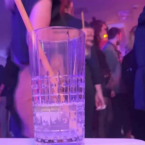 Glas mit einem Trinkhalm