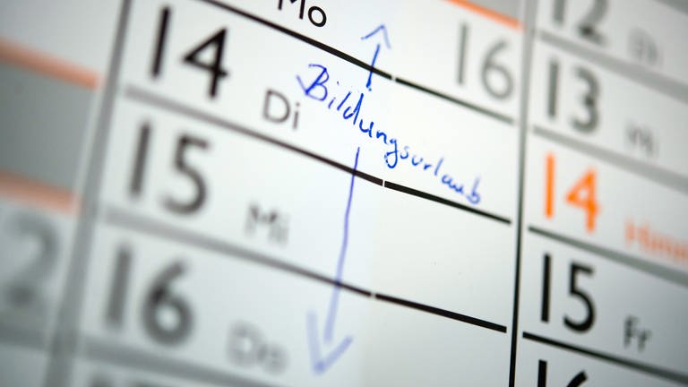 Ein Kalender, auf dem handschriftlich Bildungsunrlaub geschrieben steht