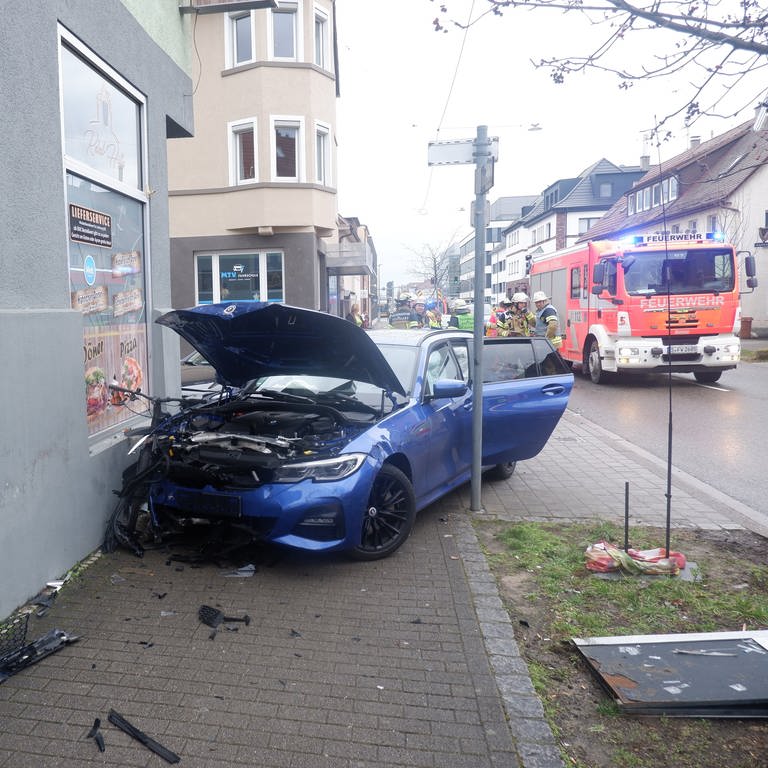Unfall in Stuttgart-Vahingen (Foto: dpa Bildfunk, picture alliance/dpa/Feuerwehr Stuttgart)