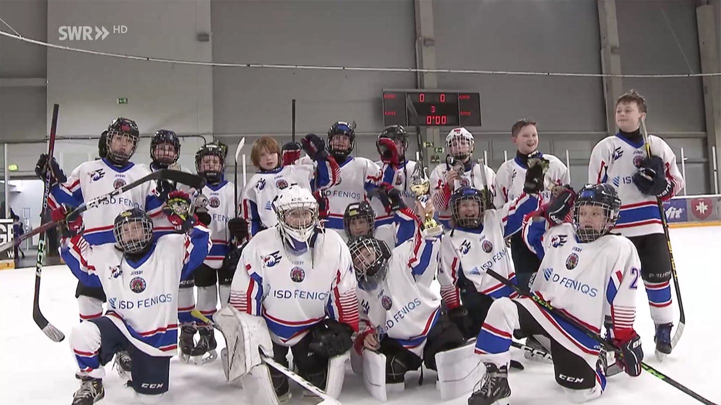 Junge Eishockey-Mannschaft posiert für das Foto (Foto: SWR)