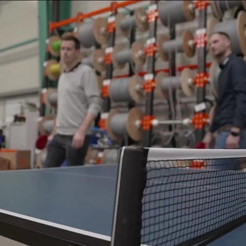 eine Tischtennisplatte in einer Industriefertigungshalle