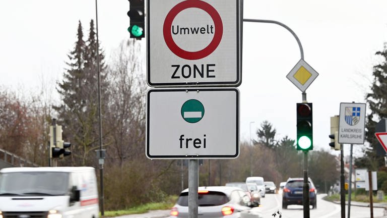 Vor der Ortseinfahrt zu Pfinztal-Berghausen ist ein Hinweisschild aufgestellt, das auf eine Umweltzone hin weist.