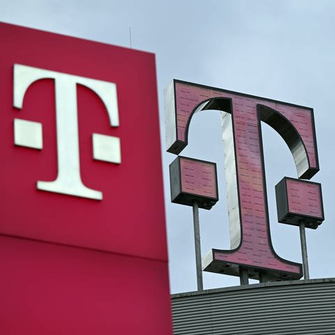 Das Logo der Telekom steht auf dem Dach der Unternehmenszentrale. (Foto: dpa Bildfunk, picture alliance/dpa | Federico Gambarini)