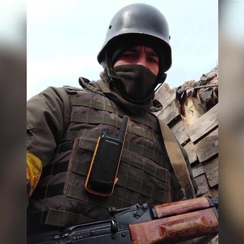 Selfie eines Mannes mit Waffe im Schützengraben (Foto: SWR)