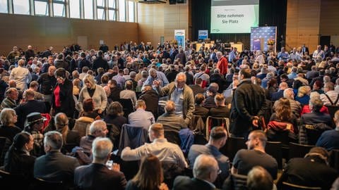 Zahlreiche Menschen sitzen beim AfD-Landesparteitag BW in der überfüllten Stadthalle. Der Sonderparteitag der AfD Baden-Württemberg konnte wegen der Überfüllung der Stadthalle nicht wie geplant begonnen werden.