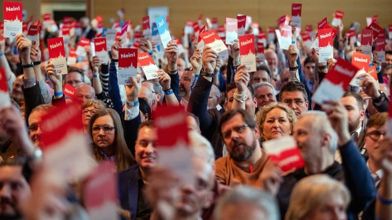 Parteimitglieder der AfD-Baden-Württemberg stimmen während des Landesparteitags in der Stadthalle überwiegend mit ihren "Nein!"-Stimmzetteln ab.  (Foto: dpa Bildfunk, picture alliance/dpa | Christoph Schmidt)