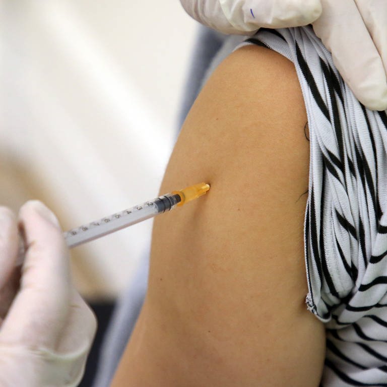 Eine Ärztin impft eine Frau mit einem Corona-Impfstoff. (Foto: dpa Bildfunk, picture alliance/dpa | Wolfgang Kumm)