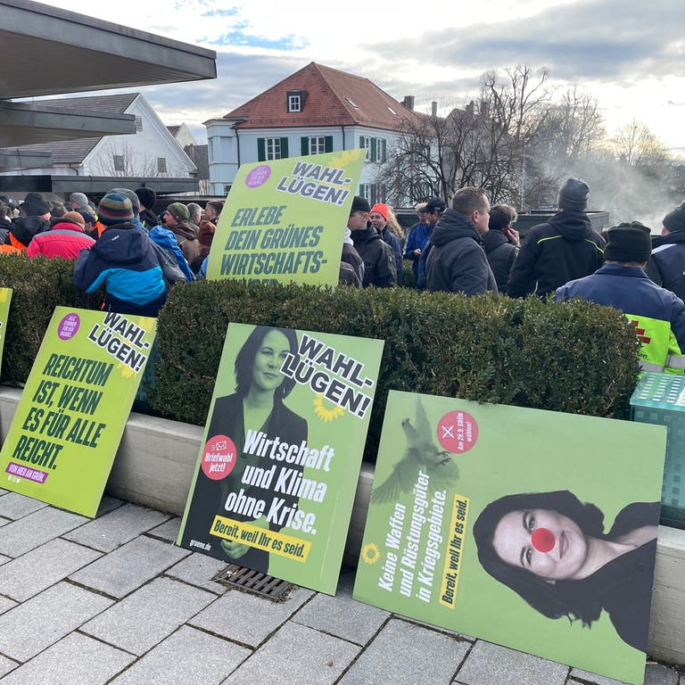 Protestplakate gegen die Grünen liegen am Rande der Demonstration im baden-württembergischen Biberach auf dem Boden oder sind an eine Hecke gelehnt. (Foto: dpa Bildfunk, picture alliance/dpa | David Nau (Symbolbild))