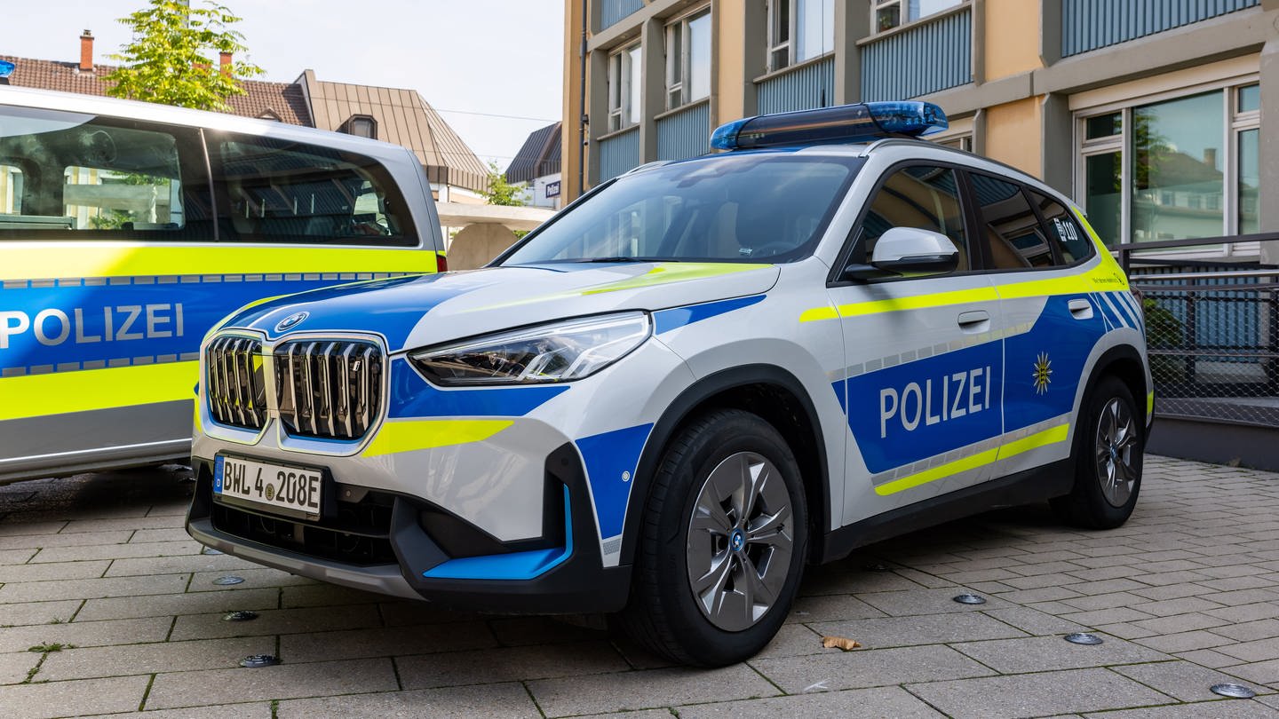 Zwei batterieelektrisch angetriebene Einsatzfahrzeuge der Polizei stehen vor dem Polizeirevier in Kehl. (Foto: dpa Bildfunk, picture alliance/dpa | Philipp von Ditfurth)