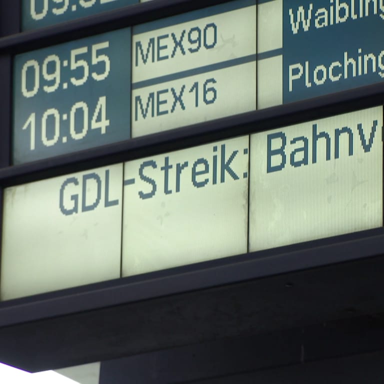 Am Hauptbahnhof in Stuttgart fahren wegen des Streiks der Lokführer nur wenige Züge (Archivbild).