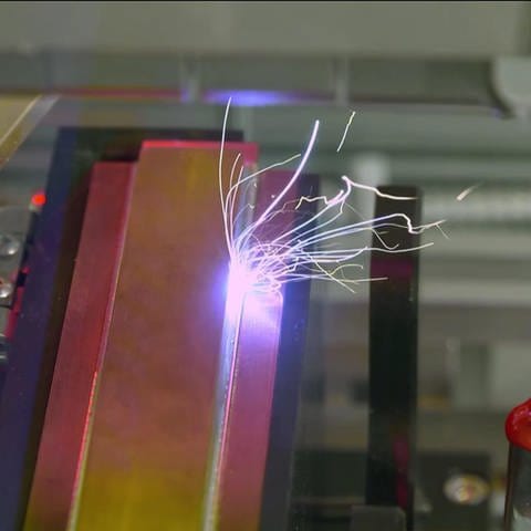 Maschine während eines Produktionsschrittes in der Herstellung von Natrium-Ionen-Batterien