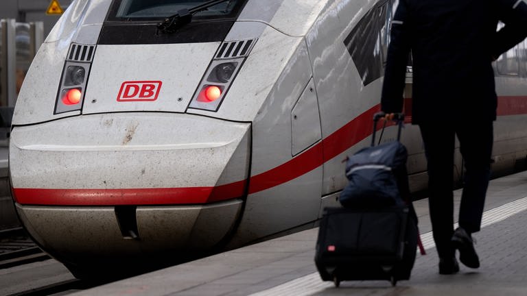 Ein Mitarbeiter der Deutschen Bahn (DB) geht zu einem Zug. (Foto: dpa Bildfunk, picture alliance/dpa | Sven Hoppe)