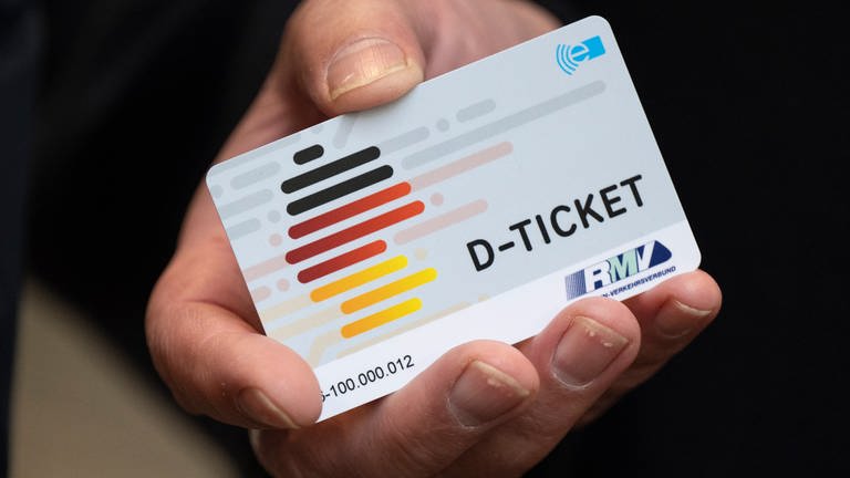 Ein "D-Ticket" im Chipkartenformat wird anlässlich des Verkaufsstarts des Deutschlandtickets im Frankfurter Hauptbahnhof auf einem Pressetermin gezeigt.
