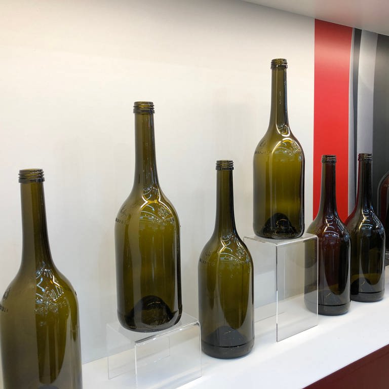 Die 0,75-Liter Wein-Mehrwegflasche aus Württemberg bei ihrer Präsentation auf der Messe ProWein 2023. (Foto: Pressestelle, Pressefotos ProWein 2023)