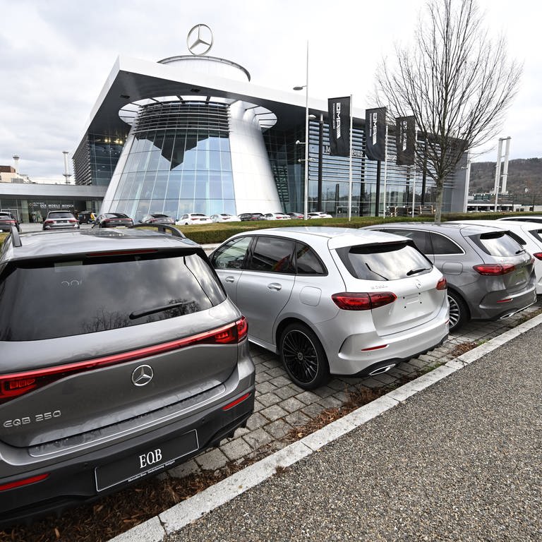 Fahrzeuge der Automarke Mercedes-Benz stehen vor einer Mercedes-Benz Niederlassung in Stuttgart. (Foto: dpa Bildfunk, picture alliance/dpa | Bernd Weißbrod)