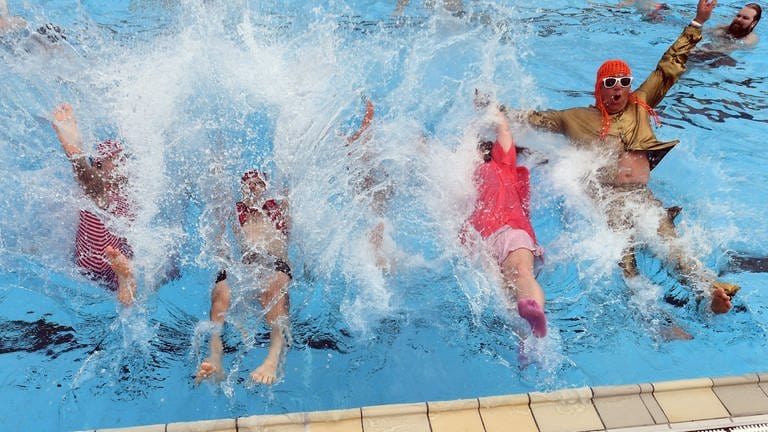 Archiv: esucher des Freibad " Sonnenbad " springen zur Eröffnung des Freibads in das Wasser des Beckens.  (Foto: dpa Bildfunk, picture alliance/dpa | Uli Deck (Archivfoto))