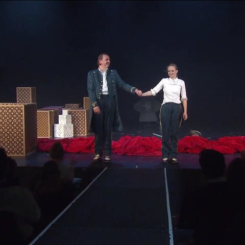 Zwei Personen auf der Bühne
