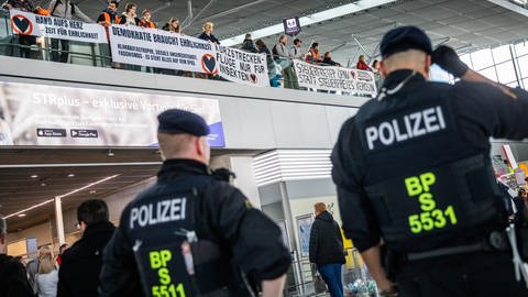Klimaschützer und Anhänger der "Letzten Generation" protestieren im Terminal 3 des Stuttgarter Flughafens gegen die Klimapolitik der Ampelregierung. (Foto: dpa Bildfunk, picture alliance/dpa | Christoph Schmidt)