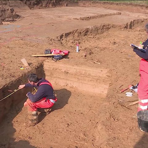 Archäologen während Ausgrabungsarbeiten