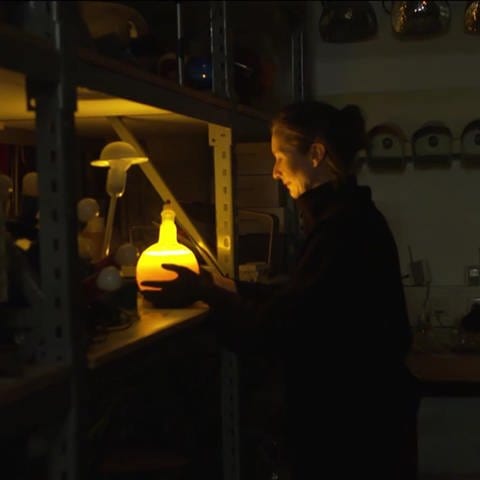Susanne Graner mit einer Slow Glow Lampe mit Pflanzenfett