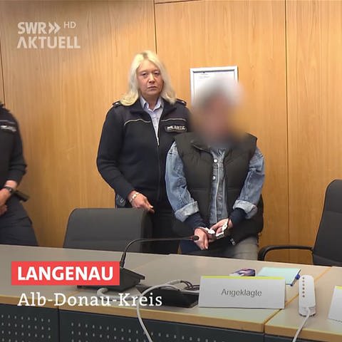 Angeklagte wird in den Gerichtssaal geführt: In dem Prozess gegen eine Mutter aus Langenau prüft das Gericht auch eine Verurteilung versuchten Mordes. Die 38-Jährige soll ihr Baby in einem Glascontainer ausgesetzt haben.