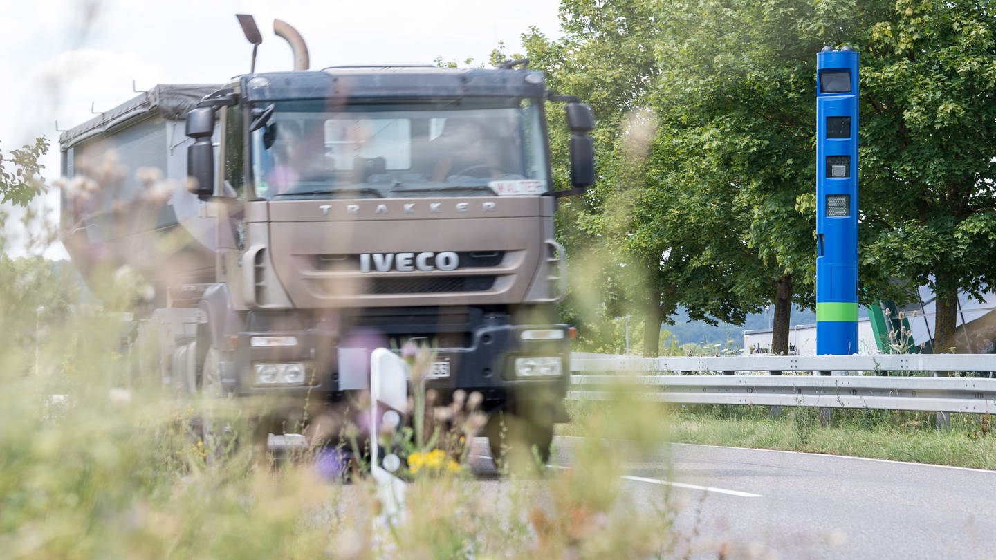 Ein Lastwagen fährt einer Mautsäule auf einer Bundesstraße vorbei. (Foto: dpa Bildfunk, picture alliance/dpa | Sebastian Gollnow (Archivbild))