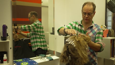 Ein Friseur färbt einer Frau die Haare. (Foto: SWR)