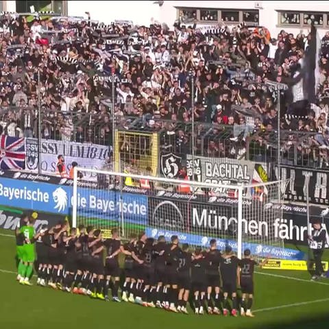 Spieler des SSV Ulm feiern mit ihren Fans