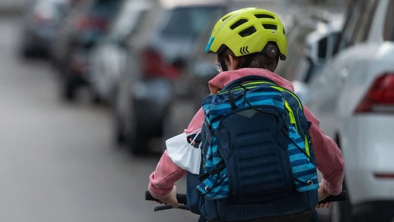 Ein Schulkind fährt mit seinem Fahrrad eine Straße entlang. Laut der Unfall-Bilanz des baden-württembergischen Innenministeriums gab es 2023 bei Radunfällen weniger Tote als 2022. Die Mehrheit der Toten trug keinen Helm.