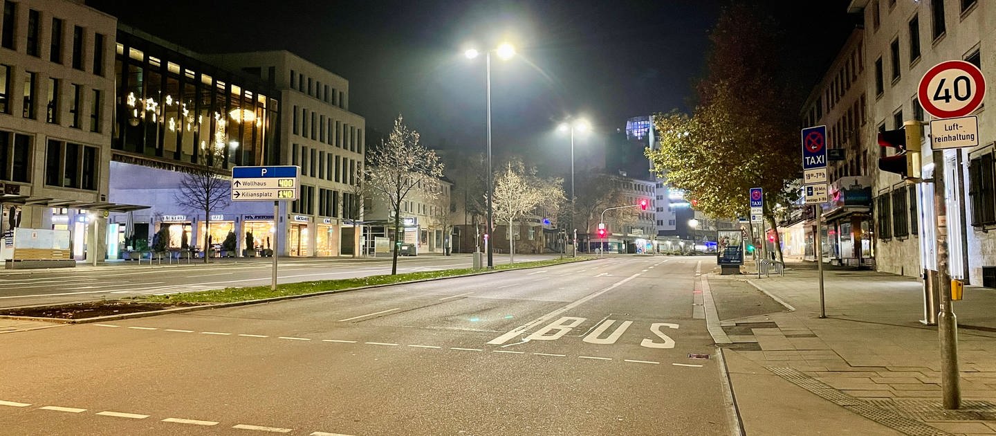 Leere Straßen in der Heilbronner Innenstadt während der Ausgangssperre in der Corona-Pandemie.