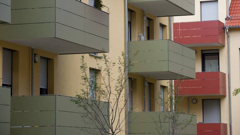Balkone neugebauter Sozialwohnungen (Foto: dpa Bildfunk, Marijan Murat/dpa)