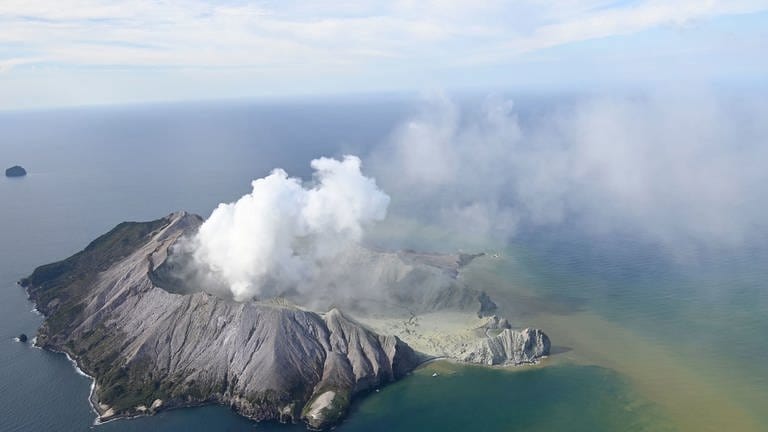 Nach einem Vulkanausbruch in Neuseeland werden weitere Opfer befürchtet