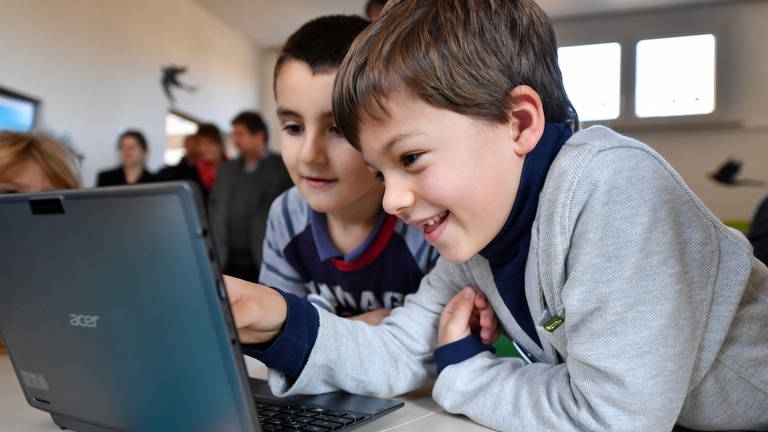 Schüler an einem Computer mit einem Lernprogramm (Foto: dpa Bildfunk, picture alliance / Martin Schutt / dpa)