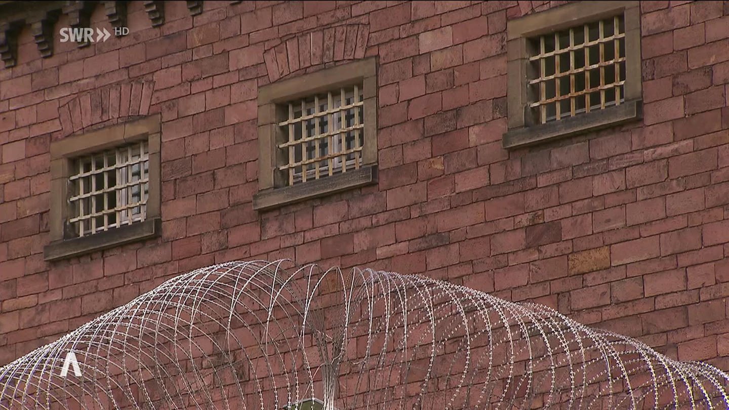 eine Gefängnismauer von außen (Foto: SWR)