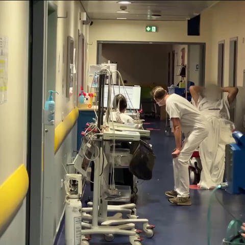 ein überfüllter Krankenhausflur im Universitätsklinikum in Straßburg
