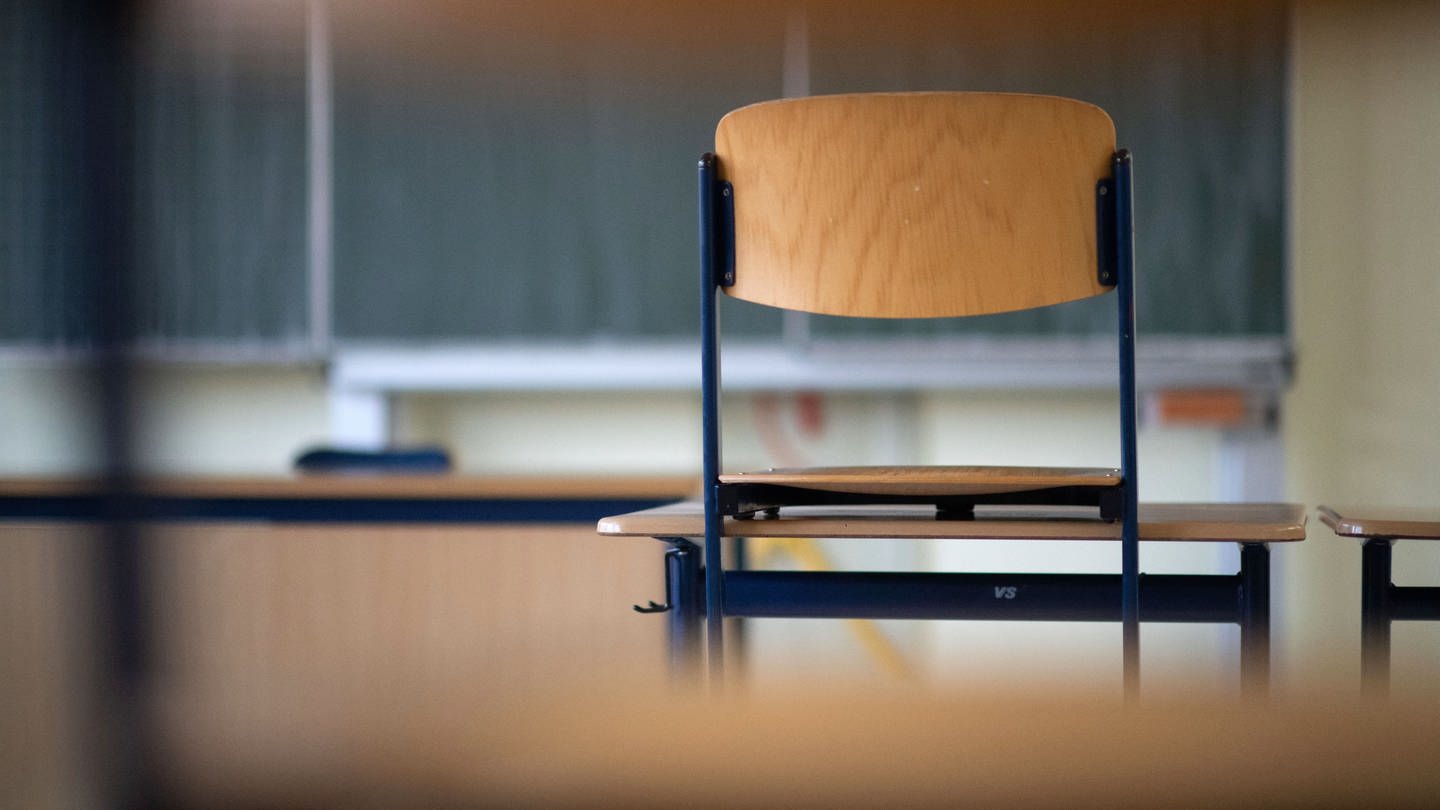 Ein Stuhl steht in einem Klassenzimmer einer Regelschule auf einem Tisch. (Foto: dpa Bildfunk, picture alliance/dpa | Marijan Murat)