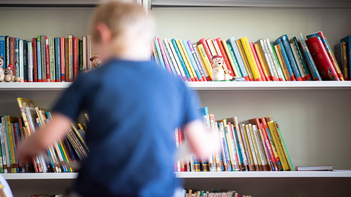 Ein Schüler liest in einer Grundschule ein Buch. (Foto: dpa Bildfunk, picture alliance/dpa | Sebastian Gollnow)