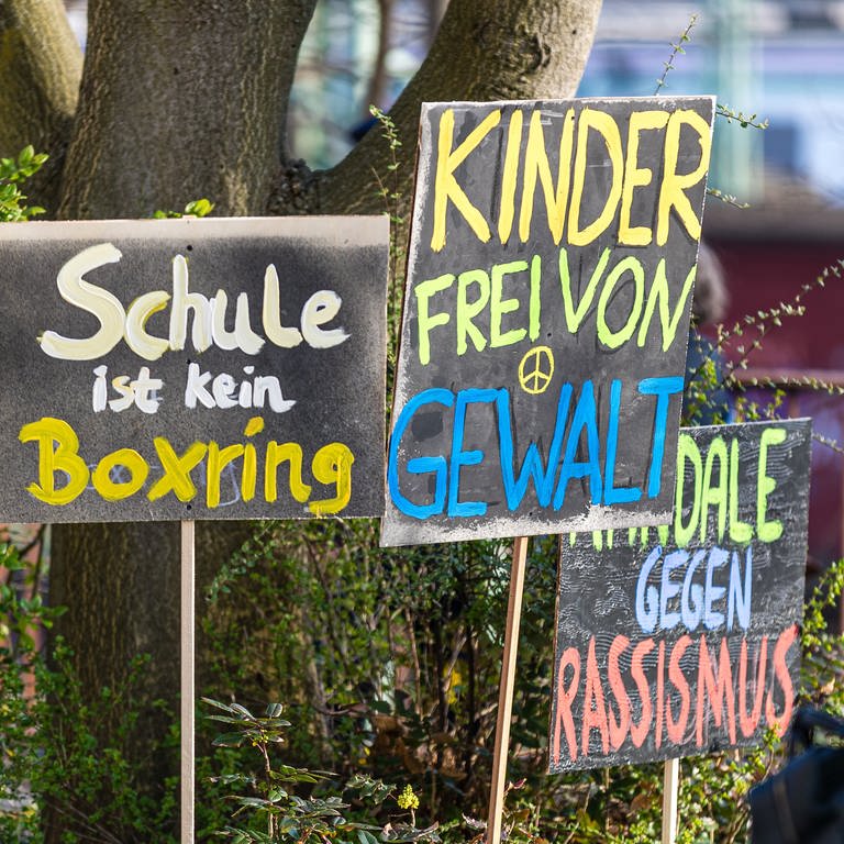 "Schule ist kein Boxring" und "Kinder frei von Gewalt" steht auf Schildern.