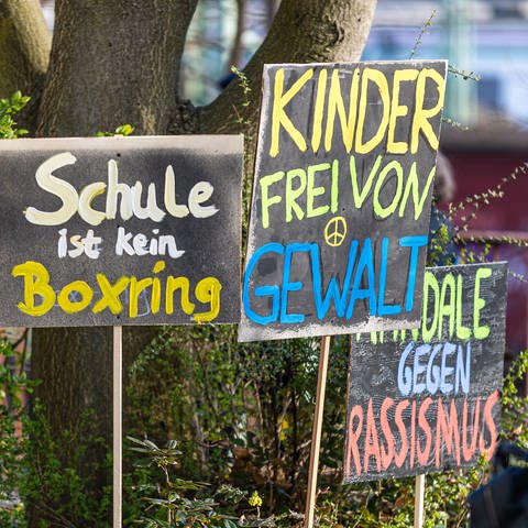 "Schule ist kein Boxring" und "Kinder frei von Gewalt" steht auf Schildern. (Foto: dpa Bildfunk, picture alliance/dpa | Frank Hammerschmidt)