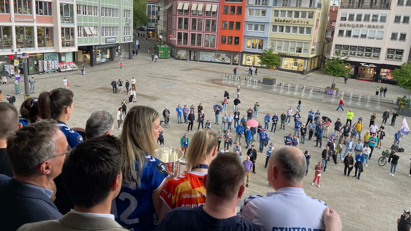Die Volleyballerinnen des Allianz MTV Stuttgart feiern am Donnerstag (2.5.) ihren dritten Bundesliga-Sieg auf dem Balkon des Stuttgarter Rathauses. (Foto: SWR)