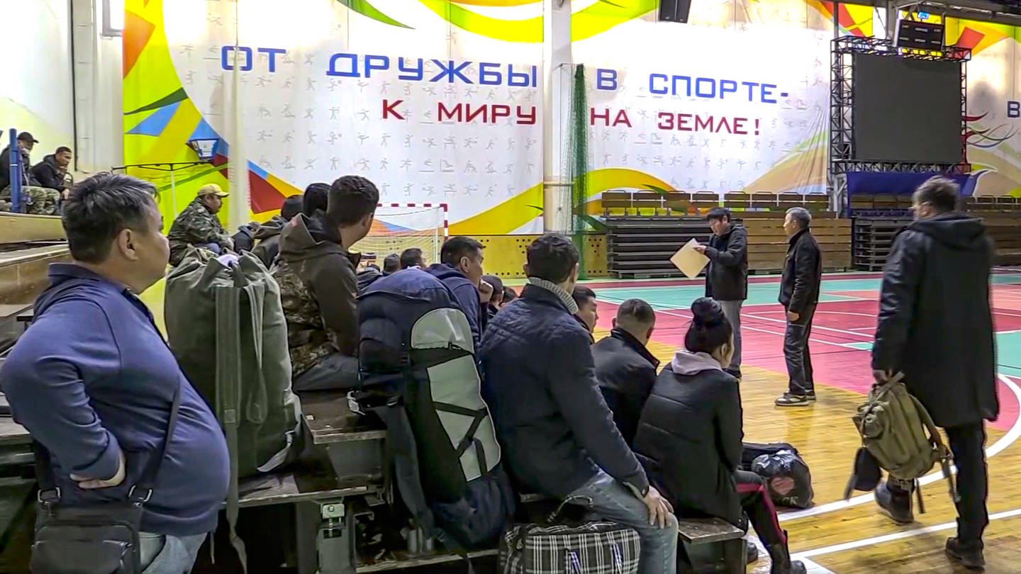 Russische Wehrpflichtige sammeln sich in einem Hallenstadion, das zu einem Sammelzentrum für Wehrpflichtige umfunktioniert wurde. (Foto: dpa Bildfunk, picture alliance/dpa/AP, Uncredited)