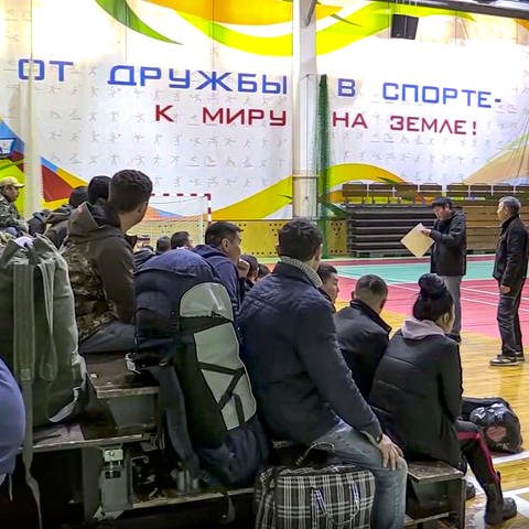 Russische Wehrpflichtige sammeln sich in einem Hallenstadion, das zu einem Sammelzentrum für Wehrpflichtige umfunktioniert wurde.