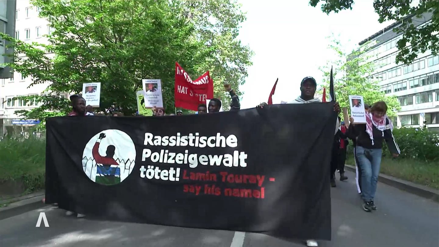 Demonstranten mit einem Banner gegen Polizeigewalt (Foto: SWR)